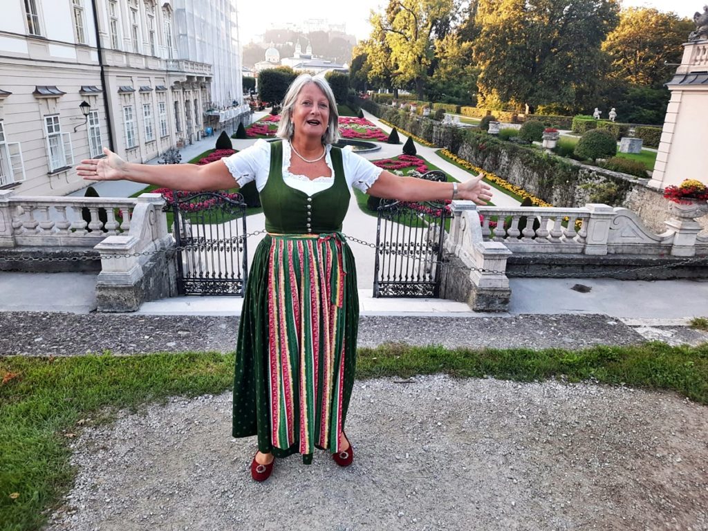 Bild von Guide Trudy Rollo vor dem Mirabellgarten