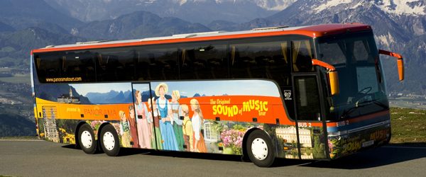 Bild eines Reisebusses mit der Aufschrift "Sound of Music"