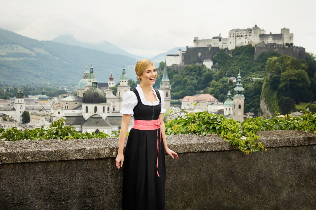 Nachstellung von Julie Andrews in Sound of Music vor der Kulisse Salzburgs