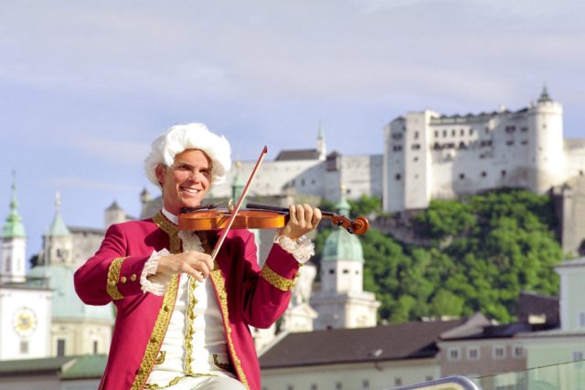 Nachstellung von Wolfgang Amadeus Mozart vor der Festung Hohen Salzburg